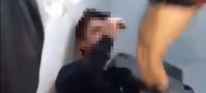 Ξυλοκόπησαν τον 19χρονο Αλβανό δολοφόνο της Ελένης – Δείτε βίντεο μέσα από τις φυλακές – Τον έστειλαν στο νοσοκομείο